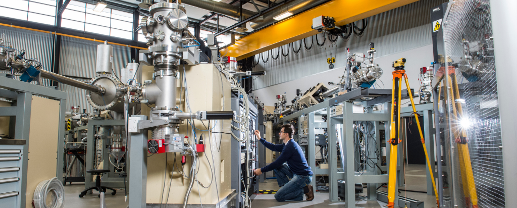 Scientist at Pixe microbeam on the Sirius accelerator