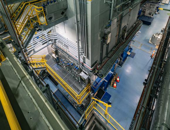 Supporting services for the hot-cell enclosure