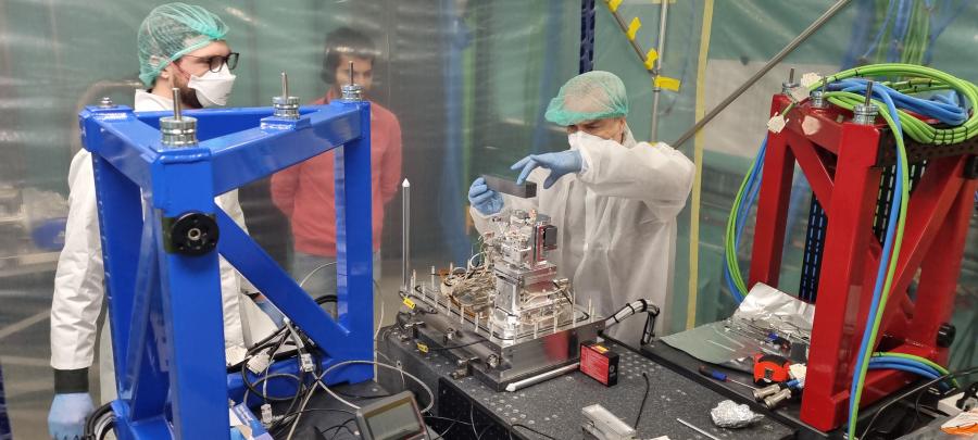 Nanoprobe KB mirror installation in progress